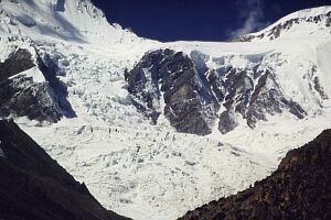 Zerklüfteter Gletscher am Bergfuß