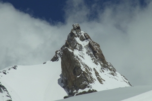 Auch die kühne Felsnadel des höchsten Gipfels hier ist heute gut zu sehen