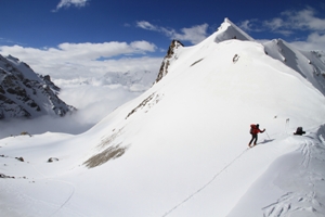 Der tief verschneite Mazeno-Pass (5377m)