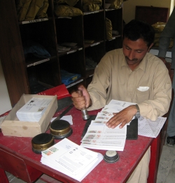 Auf dem Postamt in Aliabad werden unsere Grußpostkarten abgestempelt